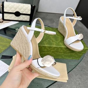 Kvinnor Summer Sandals Designer Bekväma läder sluttning klackar kvinnor skor modeparty ihålig ut tjocka sula höga klackar