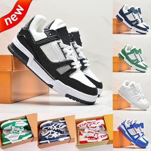 Lyxiga löparskor Män Kvinnor Logotyp Präglad Trainer Sneaker Trippel Vit Rosa Svart Himmelsblå Grön Gul Denim Sport Sneakers Herrrem x YK Skate Platt utomhussko