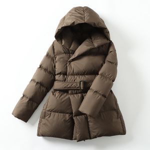 Schichten 2022 Winter Frauen in Down Jackets Ultra hell warmer Freizeitmantel weiblicher Pufferjacke mit einem Gürtel Plus -Size -Kapuzenparka -Mantel