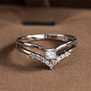 Anelli di banda Nuovi Color Silver Cubic Zircon Engagement Classic Rings for Women Elegant Gift Vendita calda Simple Rhainstone Anello gioiello Z0509