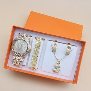 腕時計4PCS女性贅沢なアイスアウトダイヤモンドウォッチクォーツゴールドドレスウォッチラインストーンジュエリーセットRelogio Women's Gift Box