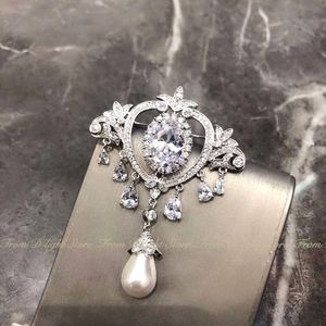 Pins Brooches Elegant Flashing Exquisite Crown Zircon Pearl Pendant Brooch Ladies Dress Lapel Pin Banquet Accessories Top Quality Nice Gifts 230509