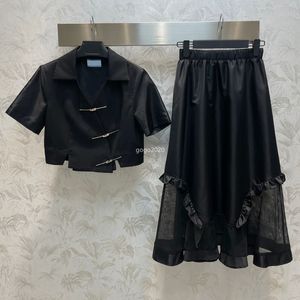 23SS Women Designer فستان من قطعتين مجموعة ملابس مع زر لرسالة Girls Runway Brand Outwear Blazer Crop Top Stack