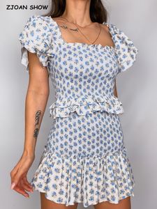 Robe Deux Pièces Sexy Blanc Bleu Fleur Imprimé Flare Manches Crop Top Femmes Taille Haute Volants Mini Jupe Élastique Ruché Corset 2 pièces 1 Set 230509