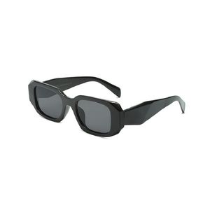 Solglasögon med brevdesigner Brand Sun Glasses Women Män unisex resande solglasögon svart grå full ram strand adumbral ingen låda