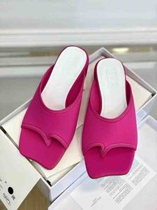 Lüks Tasarımcı Kadınlar Flip Flop Sandal Ayakkabıları MM6 Maison M Sandalet Siyah Beyaz Satin Düşük Topuk Açık Flip-Flop Kare Toe Kutu