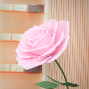 Layout di decorazione di attività di rose di simulazione su larga scala, oggetti di scena per la fotografia di finestre del centro commerciale, teste di rose di fiori tridimensionali in PE