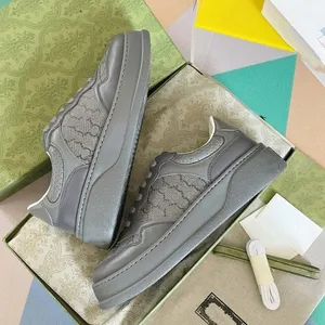 Designers skor män kvinnor vit präglade läder retro sneakers tränare 4 cm tjock botten tränare äkta läder lyxiga casual sko utomhus sneakers 04