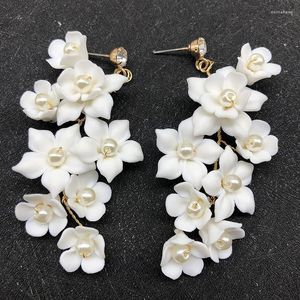 Orecchini pendenti Goccia di fiori in ceramica bianca elegante moda per orecchini da donna Banchetto nuziale nuziale Orecchino insolito Accessorio per feste Regalo