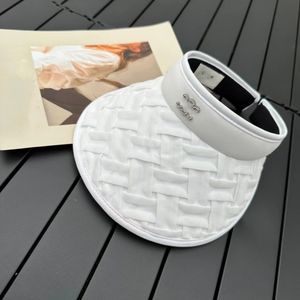 Neue Designer -Marke leerer Top -Hut Frauen Sommer im Freien Kopfless Sonnenschild Hut Klassische Metallbriefmodentrend hochwertiger Hut