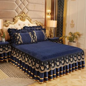 Bedkjol Luxury Crystal Velvet Thicken Sängkläder Sängsträngad quiltad spetsmonterad lakan 3 Sidtäckning Ruffle Bed Kjol Kudde Case 230510