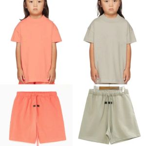 2023 Tasarımcı Ess Bebek Çocuk Giyim Setleri Erkek Kızlar Giyim Yaz Lüks Tshirts ve Şort Takibi Çocuklar Gençlik Kıyafetleri Kısa Kollu Gömlek Sporu