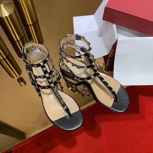 Designer Donna Sandali Rivetti Infradito Tacchi piatti Scarpe estive Nude Nero Bianco Rosso Sexy Peep Toe Vera pelle Luxury Brand Ladies Sandalo V con Dust Bag 35-43