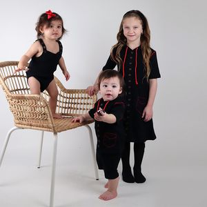 Família combinando roupas familiares todas as estações de algodão com ritmo de algodão combinando roupas de bebê top girls vestido menino camiseta adolescente top girls vestido com capuz 230509