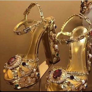 Sandaler Luxury Gold Metal Leather Tjock High Heel Sandaler med Multi Gem Studs Square High Heel Shoes High Platform Summer Sandals 230509