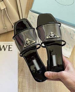 이탈리아 럭셔리 브랜드 여성 슬리퍼 여름 밀라노 새로운 고품질 비 슬립 플랫 샌들 삼각형 버클 레터 편평한 투명한 디자이너 신발 야외 해변 샌들