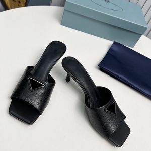 Sandali con tacco basso da donna Tacco a spillo 5cm Pelle di struzzo Slingbacks Scarpa elegante con diapositive a forma triangolare Ciabatte con dita quadrate nere e nere Scarpe da spiaggia da donna all'aperto