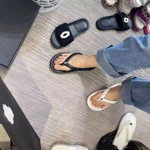 36-45 C C Sandaler Chan C Black White Flip Flops Kvinnor Män mjuka tofflor gummisidor Lyxdesigner Channel Summer Flat Mules Slipper Thong Sandal Holiday Beach Slides