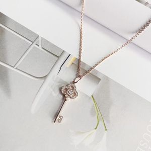 Fashion Sliver Gold Luxury Classic Chain Key Colares iniciais para mulheres meninas Mãe Filha amantes Jóias de designer Jóias Diamond Party Wedding Gifts Annory Mother Day