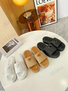 Raffia-Einzelband-Plateau-Slides Designer-Damen-Slipper aus gewebtem Raffia-Bast, 35 mm, gehäkelt, flach, mit Dreieck-Logo, Luxurys Sommer-Pool-Slip-On-Pantoletten