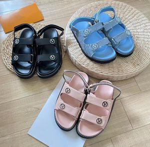 kvinnors sommarsandaler Designer Ny stil lädersandaler med platt botten Mode Cowboytryck Sandal Fritid Gladiator Sandbeach Skor Sandal