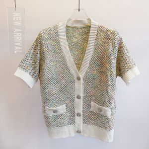 420 2023 Runway Summer Märke Samma stiltröja Kort ärm Cardigan V Neck Randiga modekläder Högkvalitativa kvinnor