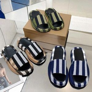 2023 Kapcieczki Kobiety Letter Fashion Bur Slides Luksusowe letnie damki Hotselling Flip Flip Flip Gumowe dno sandałowe plażę designerka ślizgowa buty E3v8#