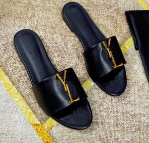2024 Designers Women slippers slides Sandals Flat Slides Flip Flops Summer genuine Triangle leather Outdoor Loafers Bath Shoes Beachwear Slippers