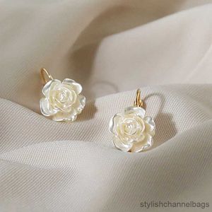 Stud Simple Pearl White Camellia Ear Earrings per la festa di compleanno delle donne Gioielli regalo da donna Femeninos