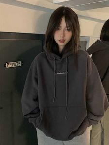 Hoodies للنساء من النوع الثقيل الأزياء رمادي غامق هوديي ثخنة سترة طويلة الأكمام كوريا رسالة الطباعة الفضفاضة الأنثى أعلى pulover harajuku هوديي p230511