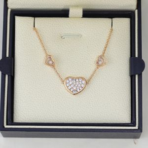 Nuova collana da donna Happy Diamond Love Ciondolo V oro bianco Fritillaria con catena a collare a tre cuori diamantata trasparente