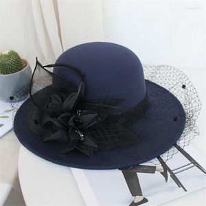 Breda brimhattar franska svart brun satin topp hatt kvinnor bankett elegant brittisk kändis klänning fascinator brud bröllop blå fedora