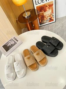 Tığ flatform slaytlar tasarımcı kadın rafya terlik metal üçgen lüks lüks yaz havuzu 35mm platform sandal logo-plaque dokuma slip-on katırlar