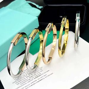 2023 nuovo bracciale in acciaio inossidabile per donna Acciaio al titanio oro 18 carati Set con gioielli di moda da donna con bracciale di diamanti
