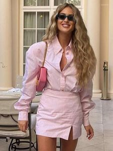 Arbetsklänningar Jyate Fashion Pink Stripe Two Piece Set Womens Outifits Autumn Sexig långärmad skjortor Matchande High Midist Mini kjol 2023