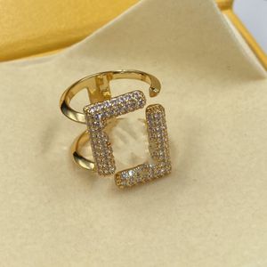 Anello stile moda europea e americana Anello largo oro da uomo e da donna in acciaio al titanio con lettera F intagliata