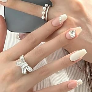 False unhas 24pcs/conjunto 2023 Love Diamonds Pressione Branco na unha arte vestível dicas falsas com ferramentas de uso de adesivo de cola