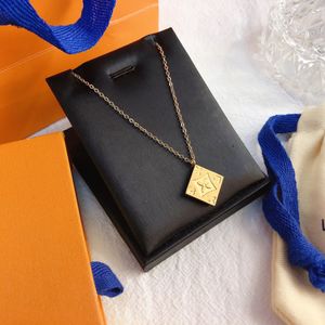 Luxury Brand Designer Pendants Necklaces Faux Leather inlay Crystal Gold Silver Plated Stainless Steel Letter Choker Pendant Necklace Chain Jewelry Accessories