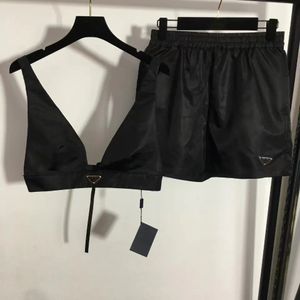 23SS 새로운 트랙 슈트 여성 삼각형 금속 V 목 조끼와 세트 세트 Short Short streetwear 패션 작물 탑