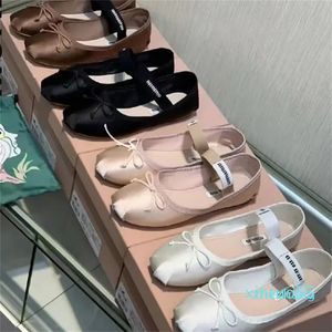 샌들 댄스 신발 2023 SATIN BALLERINAS MM 플랫폼 BOWKNOT 얕은 입 단일 신발 평평한 샌들 35-40