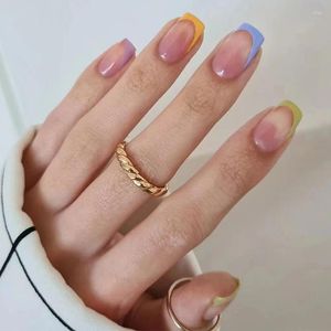 Falso unhas 24pcs cor nude falsa com colorido charme de design de flores francesas em dicas de unhas acrílico