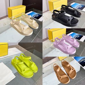 Designerskie sandały czują, że kobiety gumowe kapcie sandałowe buty romskie wygodne platformę slajdy brązowe satynowe muły płaskie sandały letnia plaża klapki klapki fluorescencyjne żółte