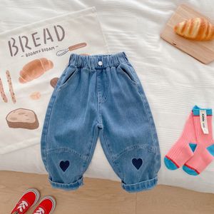 Kot Koreli Yumuşak Kotlar Kızlar İçin Knoan Heart Desen Kızlar Kot Pantolon Bahar Sonbahar Çocuk Kot kız Bebek Kız Gündelik Denim Pantolon 230512