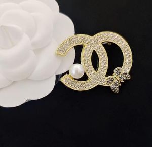 20style Top Brand Doppie lettere Spille firmate per le donne della moda intarsiate Spilla di perle di cristallo Abbigliamento Pin Abito da sposa da donna