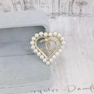 Brand Desinger Brooch Women Heart Shape Pearl Letter Brooches Suit Pin Fashion Gifts Jewelry Accessories