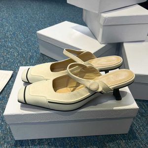Sandals sandalias Mujer Verano 2023 Cor de preto e branco Combinação de saltos altos para mulheres quadradas rasas cortadas sapatos únicos para mulheres G230512