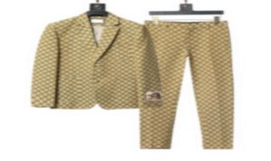 Najnowsze zielone ślubne menu garnitury dwupoziomowe Tuxedos Notoched Lapel Trime Fit Suit Cuit Custom Made Groomsmen Suits kurtka i PA2229535