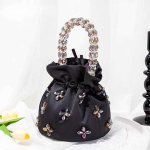 Bolsas de ombro Women Pearl Handle Satin Hobo 2023 Novo coreano Chic Handmade Top Color Beads Bucket Backet Kawaii Bolsas e bolsas 230426