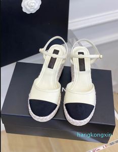 2023 Sandali firmati Donna Sexy Tacchi alti Outdoor Comode scarpe piatte Abito da sposa Scarpe bianche nere Sandali con cinturino alla caviglia Con scatola 35-40