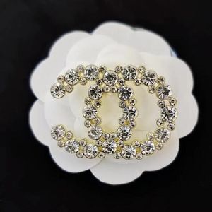 20 estilos mais novo luxo clássico desinger marca broche feminino strass pérola carta broches moda jóias roupas decoração acessórios